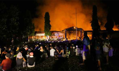 centenar de presos escapan de una cárcel en Indonesia Un centenar de presos escapan de una cárcel en Indonesia tras el tsunami